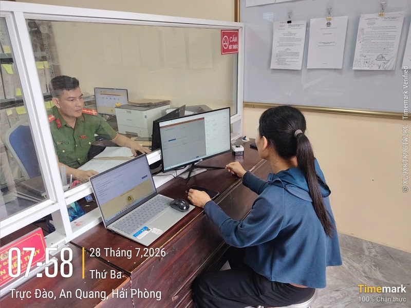 Công an xã An Quang: Đẩy mạnh hướng dẫn người dân đăng ký xe qua dịch vụ công trực tuyến